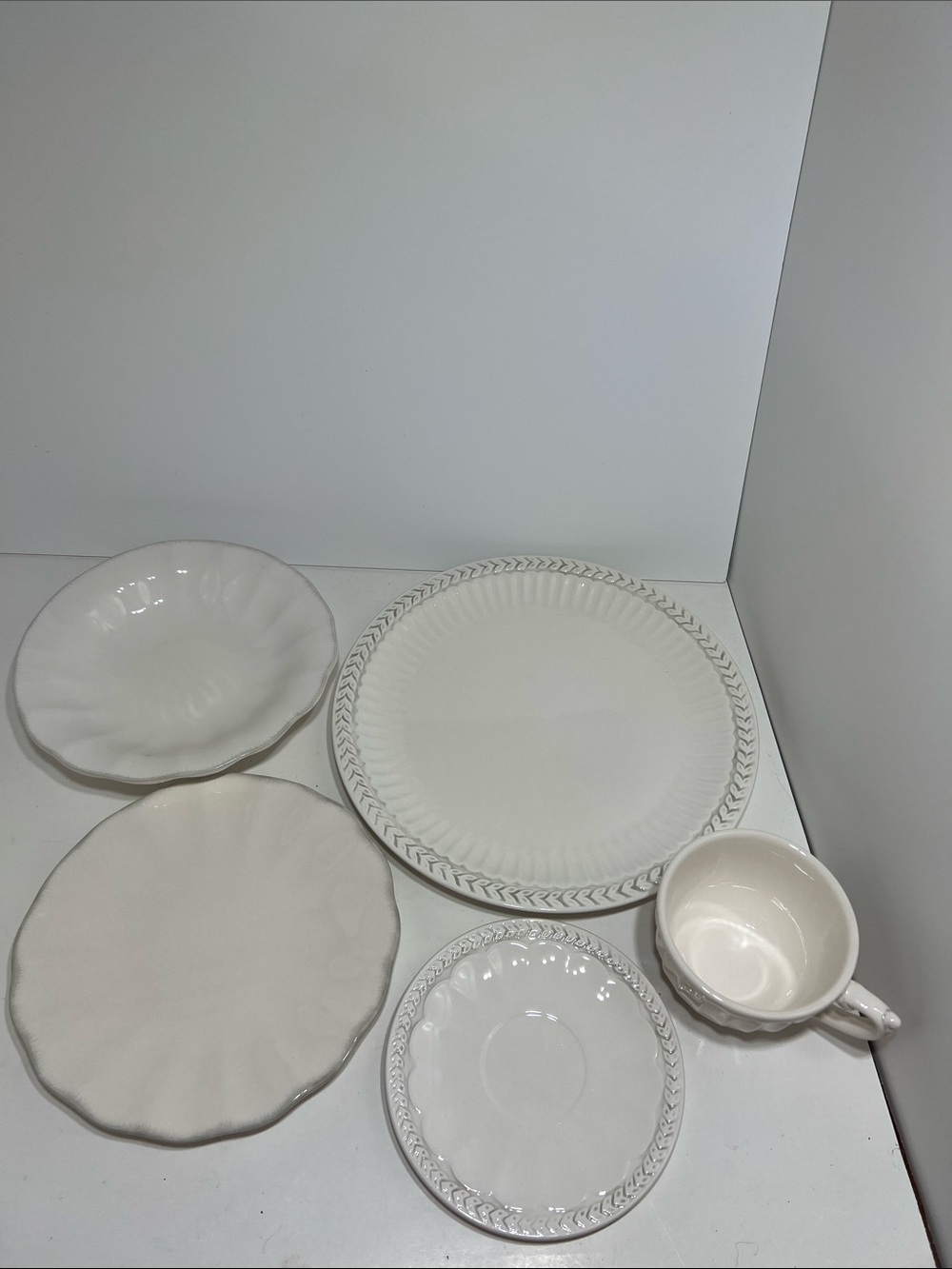 American Atelier White Ceramic Dinnerware Set with Textured Trim 5 piece Set